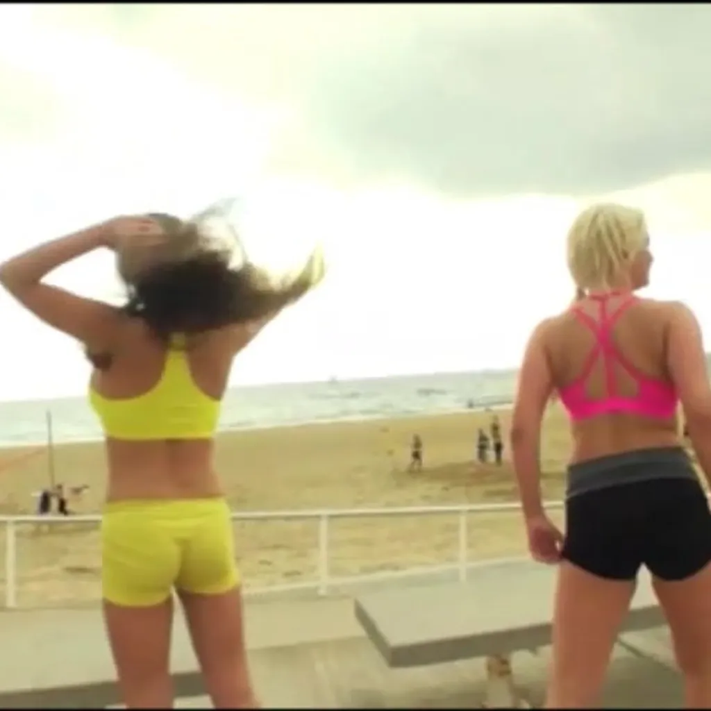 Heiße Outdoor-Stretching-Session mit Cathy Heaven, Stella Cox, Sienna Day & Amirah Adara